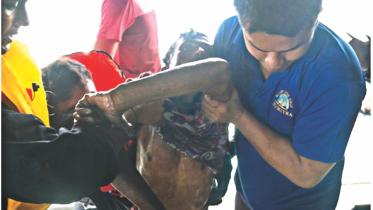 indian navy rescue bangladeshis 1.jpg