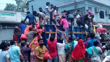 Jamalpur relief loot pic-1 - Copy.jpg