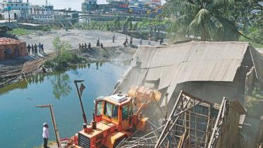 Demolish cold storage on Karnaphuli rive