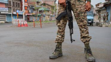 Kashmir india soldier.jpg