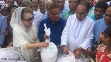 BNP Chairperson Khaleda Zia hand over relief Rohingya refugees