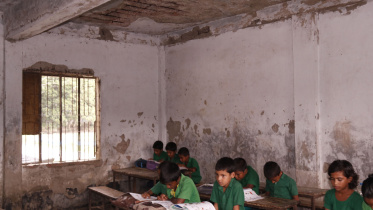 Kids attend classes abandoned bldg.jpg