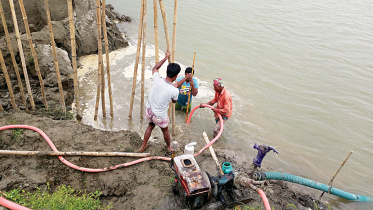 Kurigram-Villagers-embankment.jpg