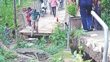 Large cracks Madhabkunda.jpg