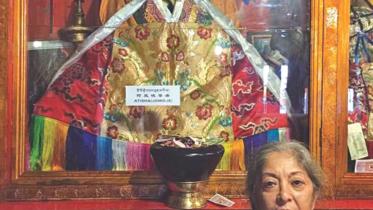 Lubna Marium infront of the statue of Atisa