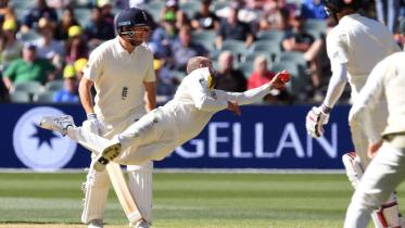 Nathan Lyon stunning catch