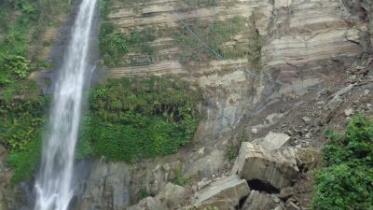 TikTokers breaching privacy of Tourists at Madhabkunda waterfall