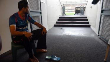 mashrafe-looks-at-rain