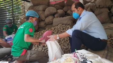 Mayor Atiqul Islam workign with the members of BD Clean..jpg