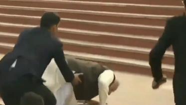 PM Modi falls at Ganga ghat in Kanpur