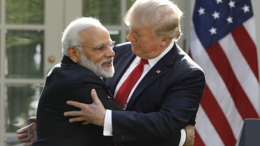 modi_hug_web.jpg