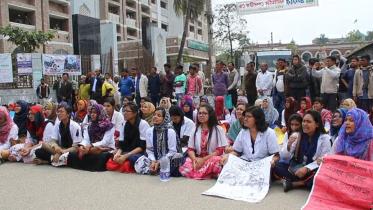 Medical students block Dhaka-Pabna highway