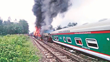 Parabat Express derailed.jpg