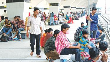 passengers-waiting-kamalapur-platform.jpg