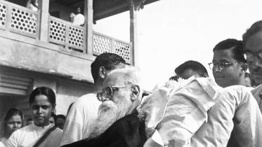 Rabindranath-Tagore-leaving-Shantiniketan.jpg