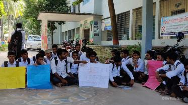 Students of Rajshahi Polytechnic Institute are demonstrating