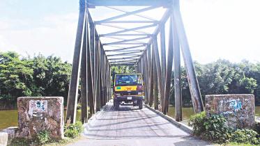 ramshackle Bailey bridge Tangail.jpg