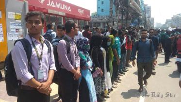 Students form human chain on Dhaka Progati Sarani