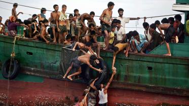 Rohingya-refugees-at-sea.jpg