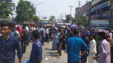 College students block Dhaka-Aricha highway