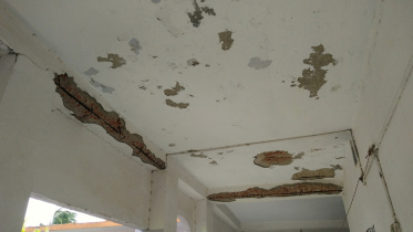 school continues unsafe building 1.jpg