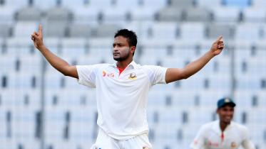 Shakib_celbrates_Aus wicket.jpg