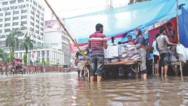 Shoppers near Shapla Chattar.jpg