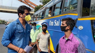 Sonu Sood with migrant workers..jpg
