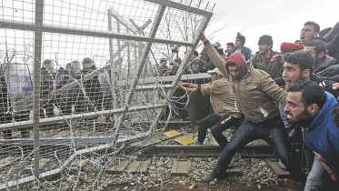 Stranded refugees.jpg