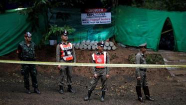 Rescuers begin mission to extract Thai cave boys