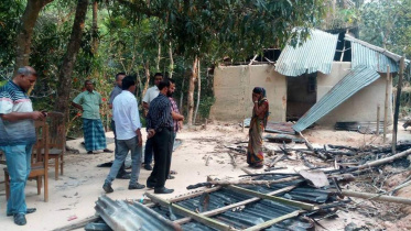 torching Hindu house Sylhet.jpg