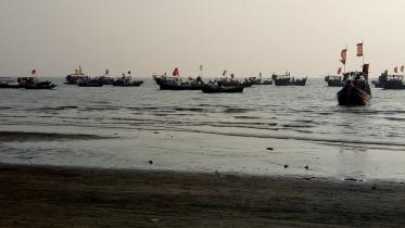 Tourists suffer Kuakata beach 2.jpg
