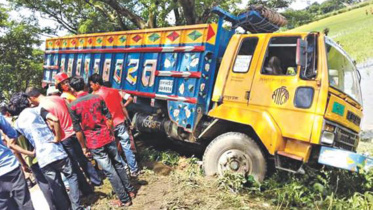 Brahmanbaria, road crash, road accident, Tank-Lorry workers, work abstention, strike, Bangladesh, Brahmanbaria District Tank-Lorry Federation