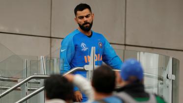 VIRAT KOHLI AND FANS.jpg