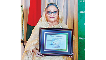 hasina-receive-sdgs-award.jpg