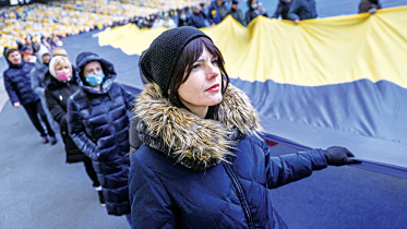 residents-carry-ukrainian-national-flag.jpg