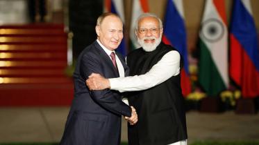 putin-shakes-modi.jpg