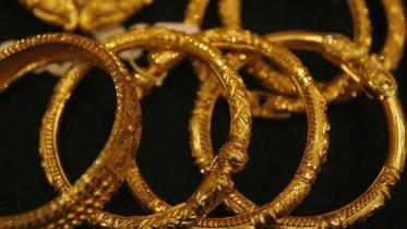 Gold prices drop in local market