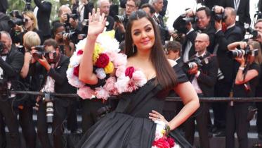 aishwarya-rai-top-gun-cannes-1200.jpg