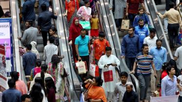 shopping malls stay open till 10pm