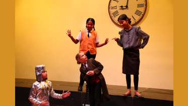 ISD students performing christmas carol