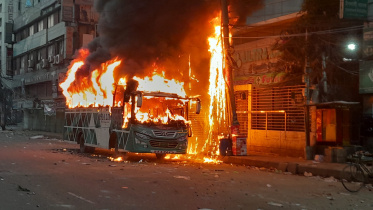 2 buses torched within 10 minutes in Dhaka