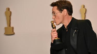 robert_downey_jr_poses_with_the_oscar.jpg