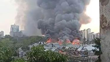 Fire breaks out at Korail slum