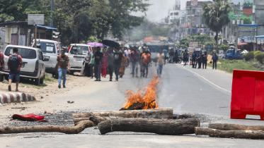 Cuet students block Kaptai road