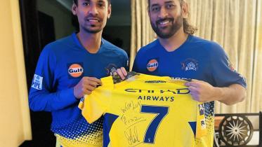 Mustafizur Rahman, MS Dhoni.jpg