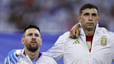 Lionel Messi, Emiliano Martinez.jpg