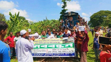 train_halted_in_gazipur.jpg