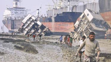 Ship recycling in Bangladesh needs greater safety efforts
