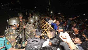 protesters attempt to break Bangabhaban barricade